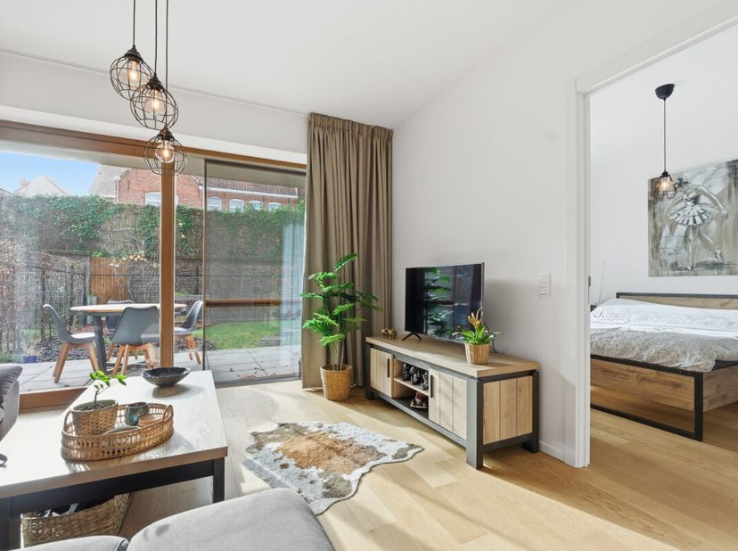 [[ DIT PAND NEEMT DEEL AAN DE ERA OPEN HUIZEN DAG OP 13/6 VAN 11:00 TOT 12:00 ]] Te koop: Modern gelijkvloers appartement met tuin in centrum Ieper Di