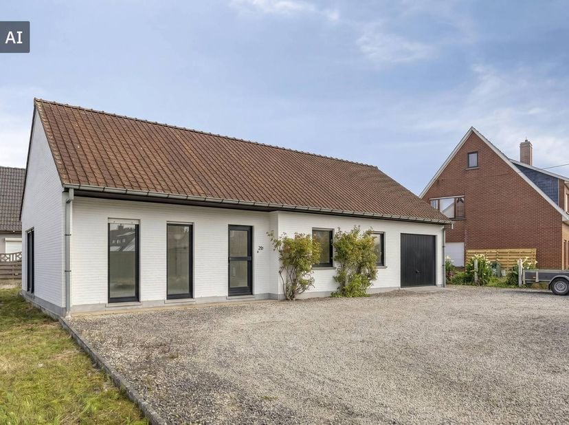 <br />
<br />
Alleenstaande gelijkvloerse woning met aangename tuin te koop in Desselgem. De woning bevindt zich op een mooi perceel van ca. 621m² en