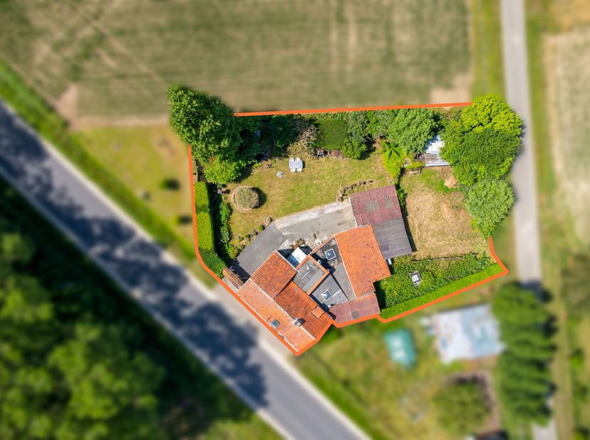 Deze eigendom op 933 m² wordt u te koop aangeboden op een landelijke ligging en geniet achteraan van een uitweg.<br />
**Deze woning kan gesloopt en h