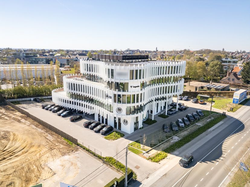 Unieke kantoorruimte te huur in het prestigieuze 'Office One' op centrale ligging in Tielt!<br />
Vlot bereikbaar, langs de Ruisleedsesteenweg naar Aa