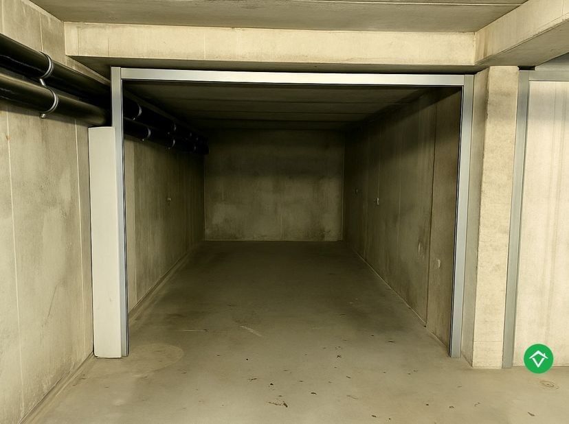 Deze ondergrondse garage (18,75 m²) bevindt zich in het hart van Gistel, op de hoek van de Neerhofstraat en de Bruidstraat, op wandelafstand van de ma