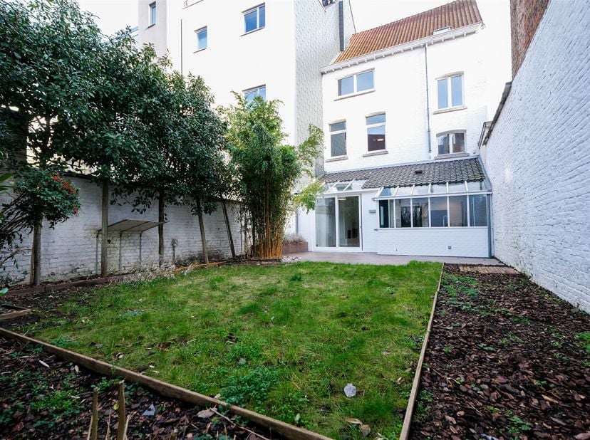 Volume, Caractère et Performance : Une opportunité rare alliant esthétique classique et efficacité énergétique (PEB C), cette maison de maître de 285