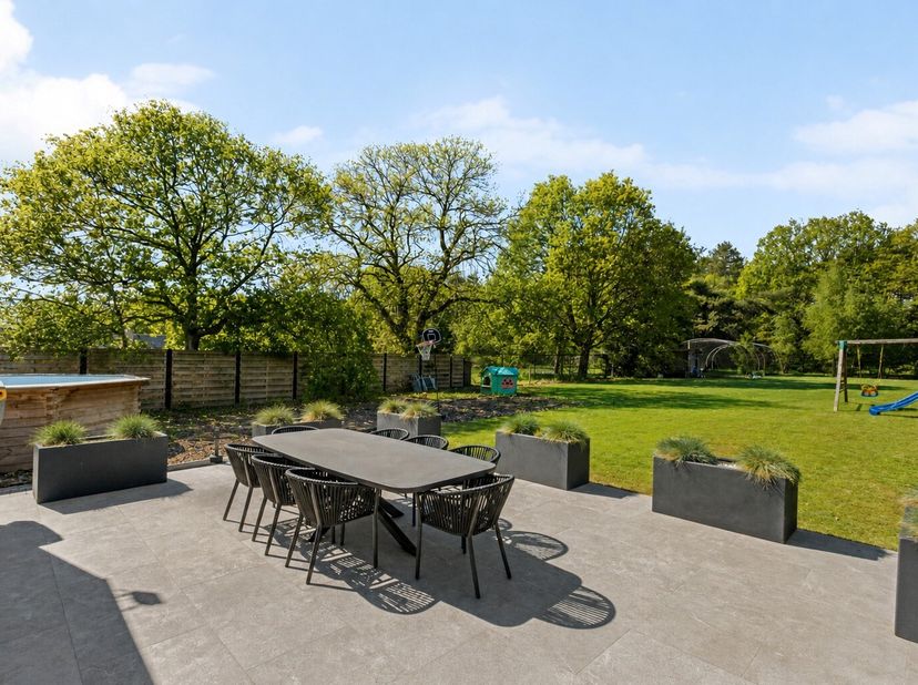 Deze hedendaagse woning is zeer ruim gebouwd in 2007 en is voorzien van een multifunctioneel bijgebouw van 75m² wat veel mogelijkheden biedt voor een