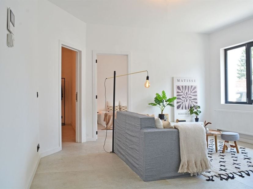 Gerenoveerd appartement (63m²) voorzien van twee slaapkamers op toplocatie te Edegem!<br />
Indeling: Berging, leefruimte, open keuken, masterbedroom,