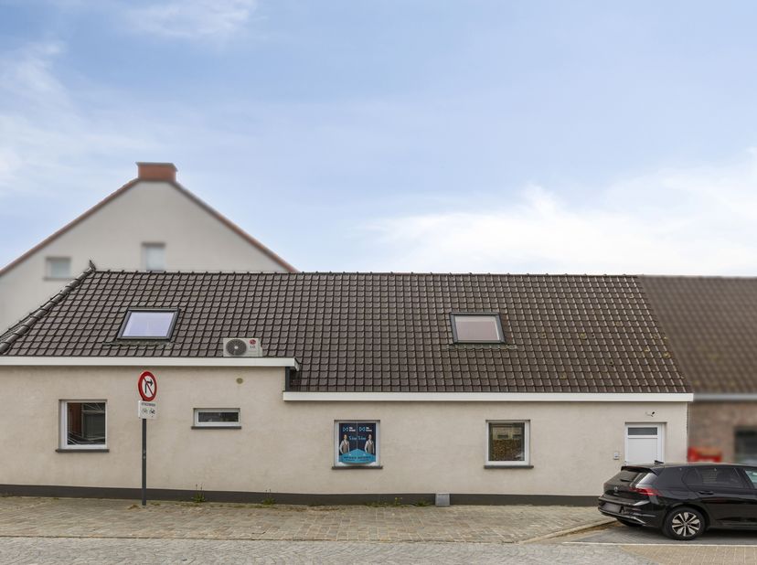 Ontdek dit instapklare en smaakvol gerenoveerde gelijkvloers appartement, ideaal gelegen aan het Hillegemplein 16B in het charmante Herzele. Deze ligg