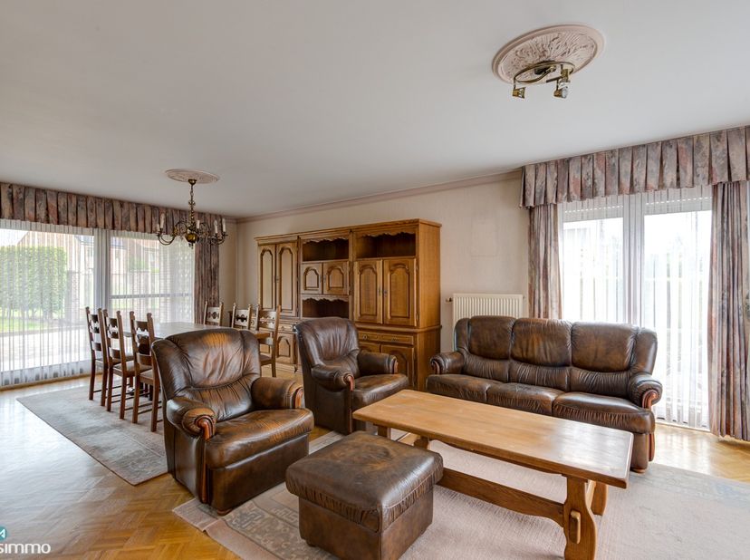 MEERSGEZINSWONING (2 APP.) MET 2 GARAGES, KELDER, ZOLDER EN RUIME TUIN IN MUNSTERBILZEN<br />
<br />
*** Bekijkt u deze woning via een aanverwante web