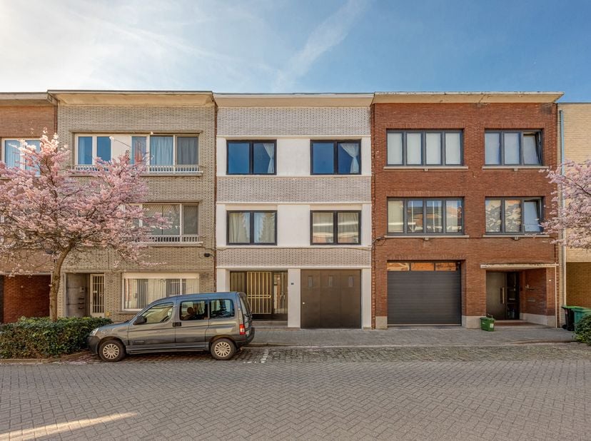 Deze woning is ideaal gelegen in Turnhout, nabij de vaart en op wandelafstand van het centrum. Dankzij de nabijheid van winkels, scholen en invalswege