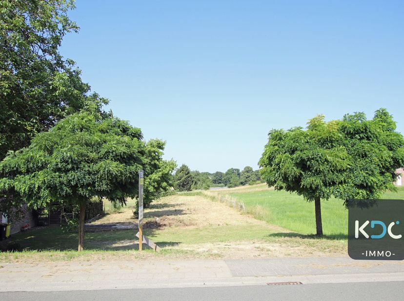 Terrain à bâtir idéalement situé dans le centre d’Ottenburg, d’une superficie de 11 ares 21 centiares, destiné à une construction 4 façades. À l’arriè