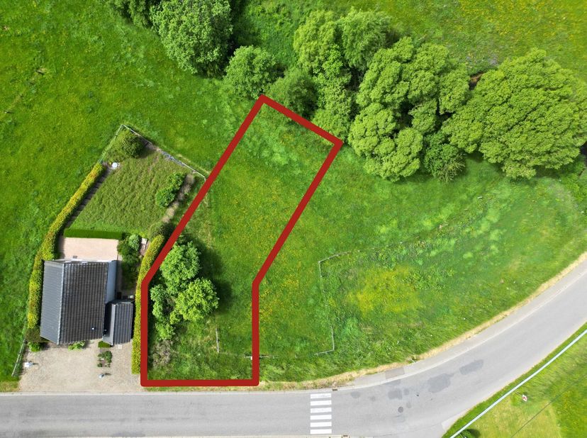 Te koop: een mooi bouwperceel met een oppervlakte van 703 m² in Wirtzfeld. De ligging op het zuiden biedt ideale voorwaarden voor een zonnige woning m