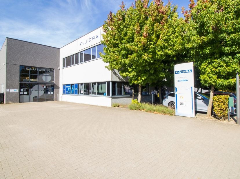 Situé au cœur du zoning industriel de Wavre, à proximité immédiate de la E411 et de la N4, cet immeuble industriel de 1.375 m² développe des espaces p