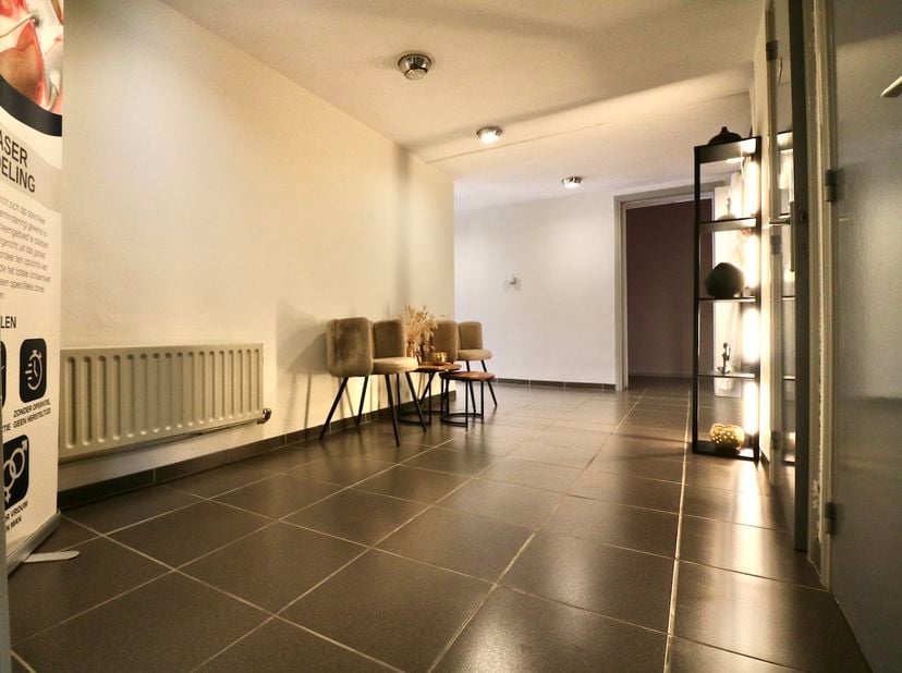Bent u op zoek naar een professionele locatie voor uw praktijk of kantoor?<br />
<br />
Dit instapklare handelspand biedt tal van mogelijkheden en is