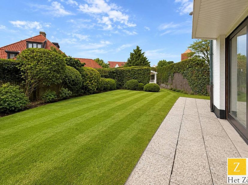 Instapklaar hoekappartement met uitzonderlijke buitenruimte op toplocatie nabij zee en winkels<br />
Op een uitstekende ligging, op korte wandelafstan