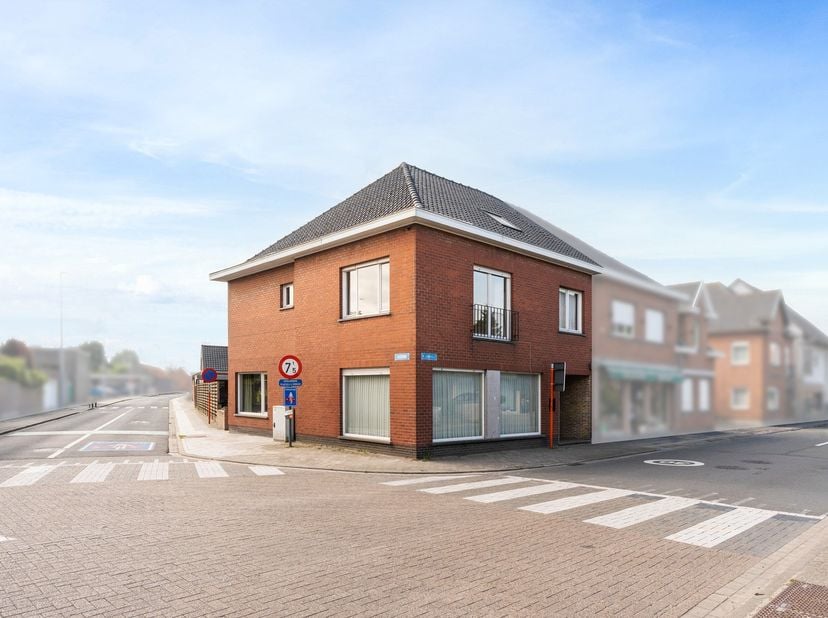 Op zoek naar een ruime woning waar elk gezinslid zijn eigen plekje vindt? Dan is deze gezinswoning zeker een bezoek waard.<br />
<br />
Bij het binnen