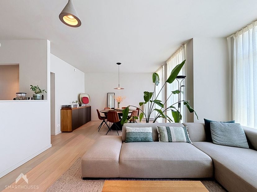 Gelegen in een kleinschalig gebouw met slechts 7 appartementen geniet u van privacy, comfort en veel natuurlijk licht. Energiezuinig (EPC A) dankzij 3