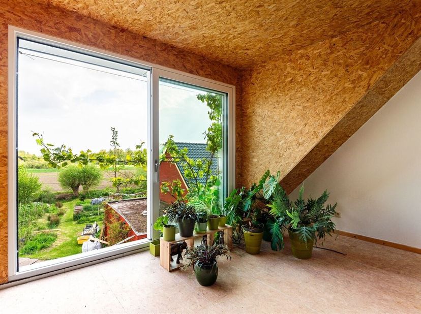 --Veelzijdige woning in Cohousing HuisElf te Lebbeke--<br />
Ruime en lichtrijke woning (270m²) te koop in Cohousing HuisElf, met prachtig zicht op de