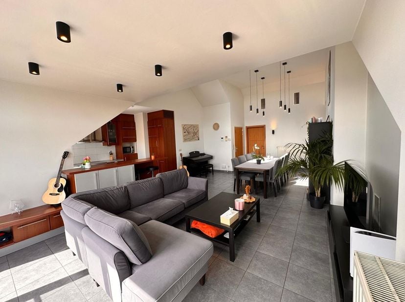 Ruim, comfortabel en uitstekend gelegen appartement van 93 m² bewoonbare oppervlakte met terras, kelderberging en ondergrondse autostaanplaats!<br />