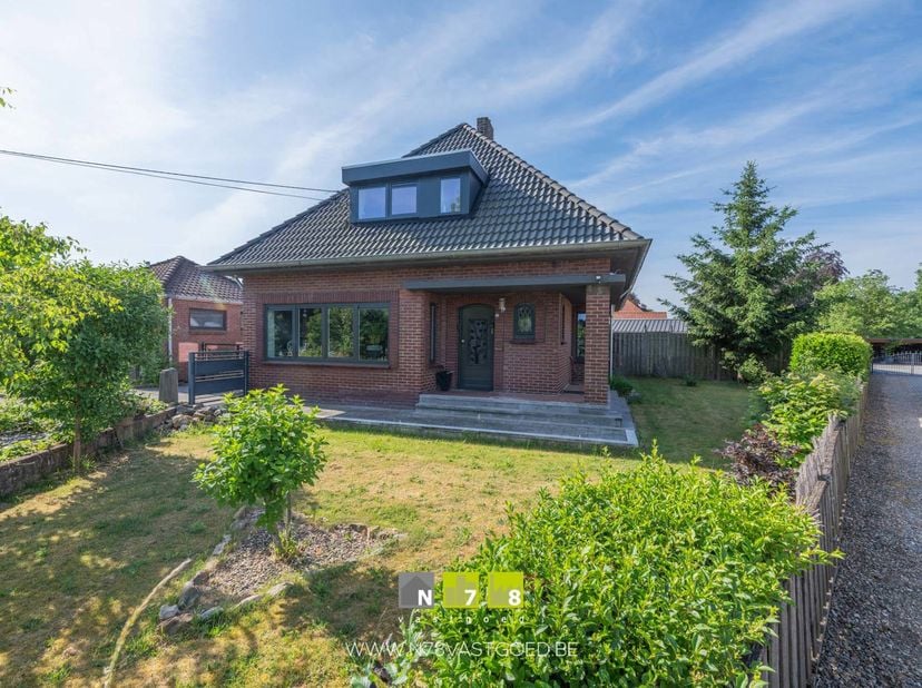 VRIJSTAANDE WONING MET VRIJSTAANDE GARAGE EN WERKHUIS OP EEN PERCEEL VAN 12A67CA TE MAASEIK (NEEROETEREN)<br />
TROEVEN<br />
- Rustig en landelijk ge