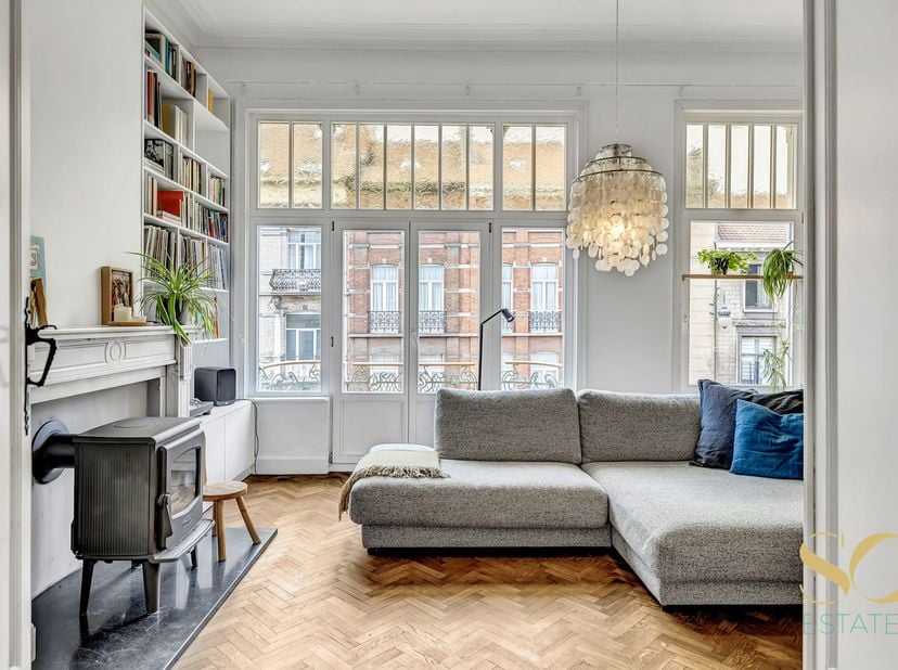 Tussen de Lambermontlaan en het Josapathpark, dit uitzonderlijk mooie appartement in een karaktervol gebouw. Het biedt een uitgeruste keuken met marme