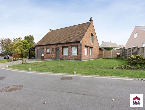                                         Villa à louer à Oostrozebeke, € 950
