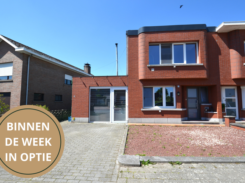 Op een uitstekende en centrale ligging, vlakbij het centrum van Bevel, bevindt zich deze volledig gerenoveerde en instapklare halfopen woning.<br />
D