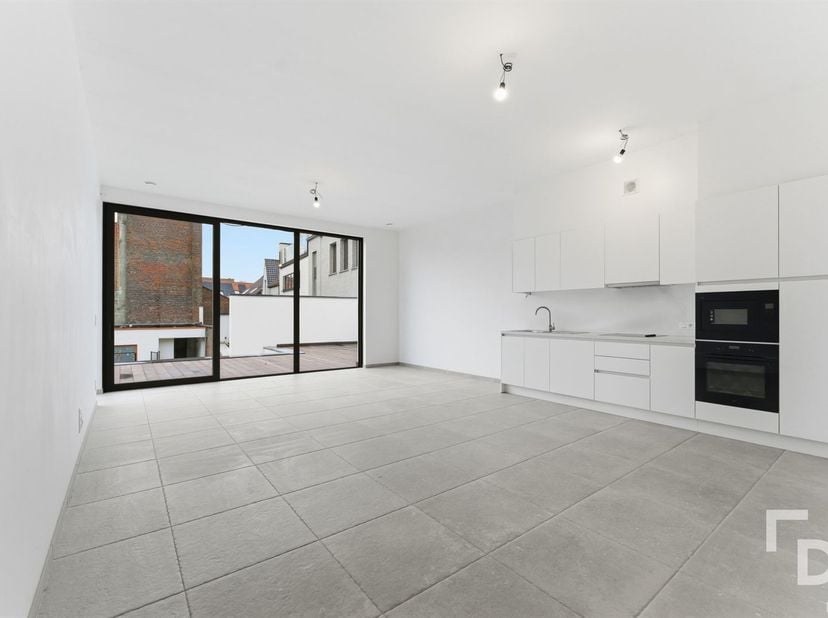 In de Rijselstraat te Ieper vinden we dit nieuwbouw appartement voorzien van zeer ruimt terras.<br />
Het appartement biedt een ideale woonomgeving v