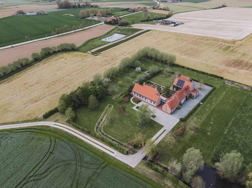 Uitzonderlijk landhuis te koop in Heuvelland. Deze magnifieke eigendom is idyllisch gelegen op 1 hectare tussen de de Vlaamse heuvels. De volledige ei