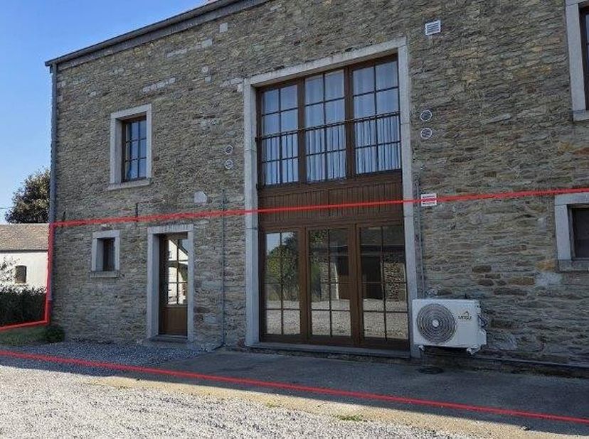 Province de Luxembourg<br />
6852 MAISSIN (Commune de Paliseul) <br />
<br />
A LOUER <br />
Appartement REZ-DE-CHAUSSEE avec terrasse, jardinet et pl
