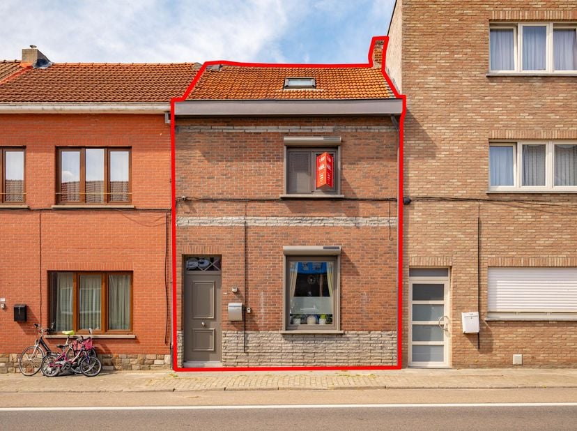 RIJWONING MET TUIN -<br />
Gelijkvloers: Inkomhal, salon, eetkamer, keuken, badkamer, wasplaats, tuin; 1e Verdiep: 2 slaapkamers; Kelder; Zolder.<br /