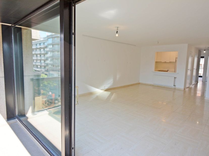 Dit appartement situeert zicht op 200m van zee en heeft een aangenaam zongericht terras met open uitzicht.<br />
Gelegen op de derde verdieping, lift