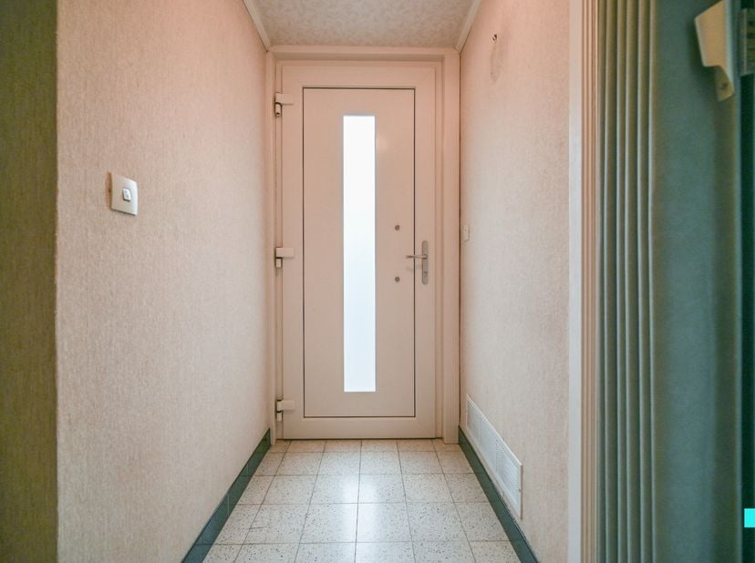 Ontdek deze te renoveren eengezinswoning met vier slaapkamers en inpandige garage, gelegen in een rustige en kindvriendelijke buurt te Kachtem. Deze g