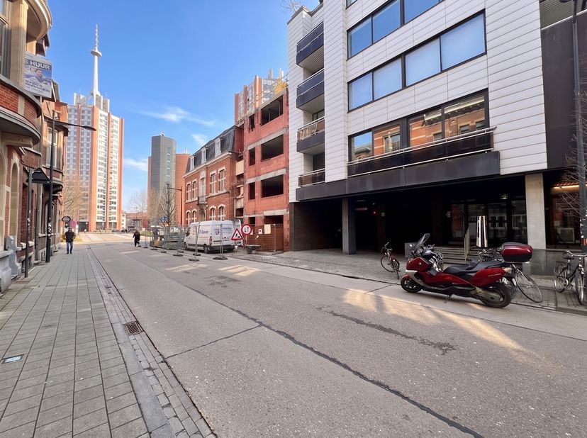 A proximité du centre animé de Louvain, nous vous proposons cette place de parking souterrain à louer.<br />
Cette place de parking souterraine et dé