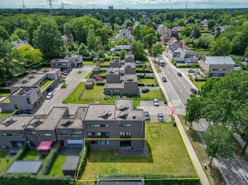 Aan de Roedenstraat 1 te Genk bevindt zich op het gelijkvloers deze woning&amp;nbsp; van 144m2 op een perceel van 4A 38ca. Het gaat hierbij om een vrij re