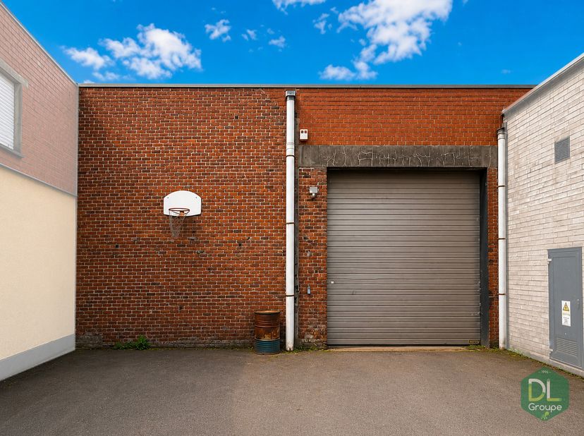 Situé dans un environnement discret et à l’abri des regards, cet entrepôt de 270m2 offre une solution idéale pour une activité professionnelle, du sto