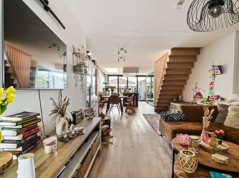 Volledig vernieuwde woning met 3 slaapkamers en verzorgde tuin, nabij de dorpskern, scholen en openbaar vervoer.<br />
Richtprijs: 349.000 euro <br />