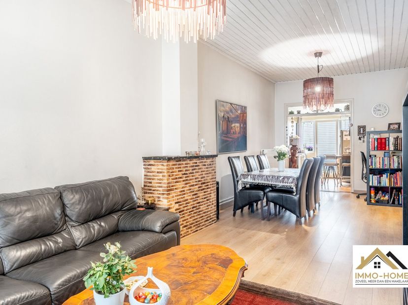 Deze mooie rijwoning in bel-etagestijl vinden we terug op de rand van Gent / Destelbergen. Ze is vlot bereikbaar, en dichtbij allerlei voorzieningen z