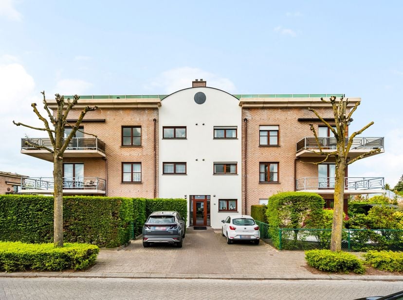 Deze penthouse van ca. 131 m² ligt op wandelafstand van het centrum van Hoogstraten en beschikt over een groot zonneterras van ca. 225 m² met zicht op