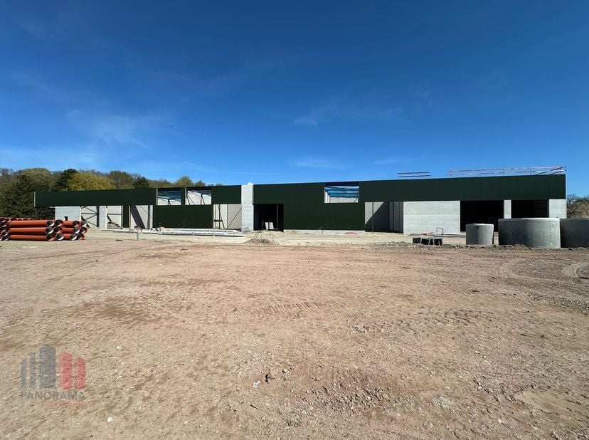 Nieuwbouw KMO-unit te koop met een oppervlakte van 249 m² met 130 m² casco kantoorruimte en 4 privatieve parkeerplaatsen.<br />
De loods maakt deel ui
