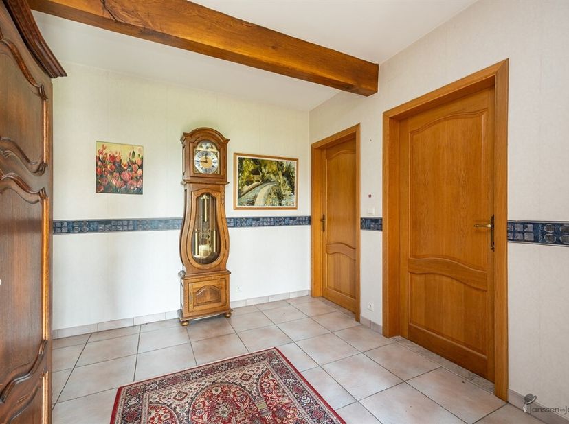 Laat u betoveren door deze charmante vrijstaande woning op een perceel van 2.230 m², met prachtige vergezichten voor- en achteraan. De lichtrijke leef