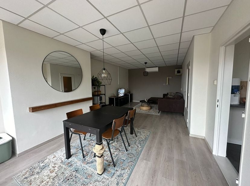 Mooi gerenoveerd 2 slaapkamer appartement te Achel op een steenworp van de Nederlandse grens!<br />
<br />
Dit volledig gerenoveerde appartement vinde