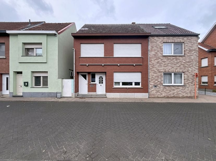 In het hart van Zichem vind je deze woning uit 1964, met een royale bewoonbare oppervlakte van 174 m². Een pand met karakter en een indeling die alle