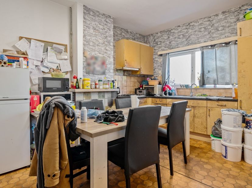 Ben je op zoek naar een renovatieproject waar je volledig je eigen stempel op kan drukken? Dan biedt deze woning een unieke kans.<br />
<br />
Bij h
