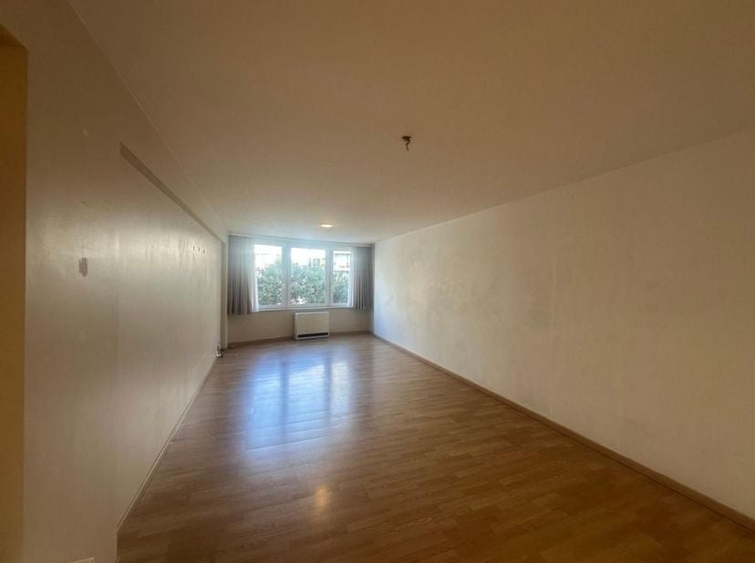 Dit prachtig appartement aan de Van Iseghemlaan in Oostende biedt een ideale uitvalsbasis voor wie het leven aan de Belgische kust wil ervaren. De woo