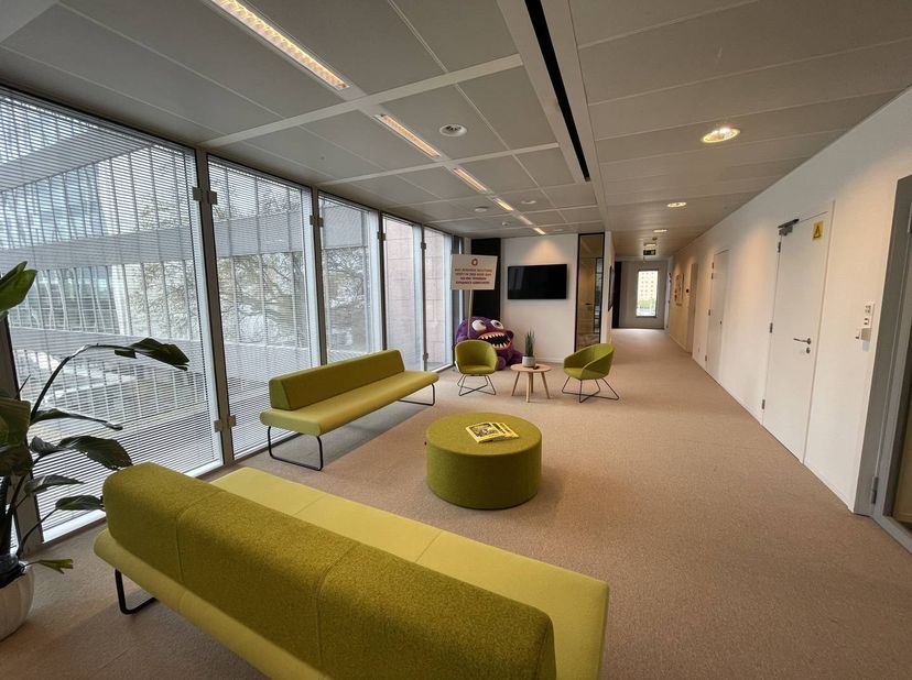 Ces bureaux à louer sont situés au 3ème étage du parc de bureaux moderne et bien entretenu de Zuiderpoort. Le bureau est facilement accessible grâce à