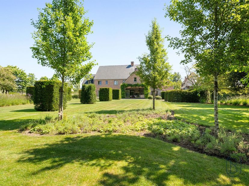 Deze grote prachtige klassevilla is dé ideale woning voor mensen op zoek naar luxe &amp; comfort, kwaliteit en ruimte. <br />
Deze woning is goedgelegen