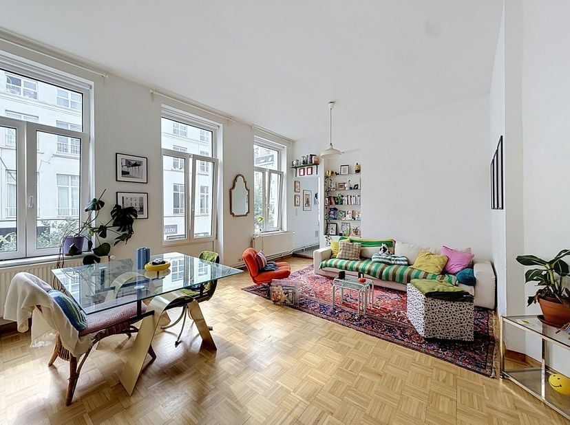 CH.IXELLES / FERNAND COQ : Idéalement situé à proximité de toutes commodités, bel appartement une chambre, séjour lumineux, cuisine super équipée, bal