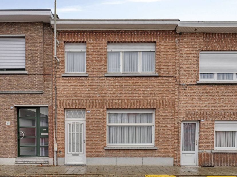 te renoveren huis te koop in Niel<br />
indeling:<br />
gelijkvloers:<br />
- inkomhal<br />
- woonkamer<br />
- keuken<br />
- berging<br />
- Zuid-W