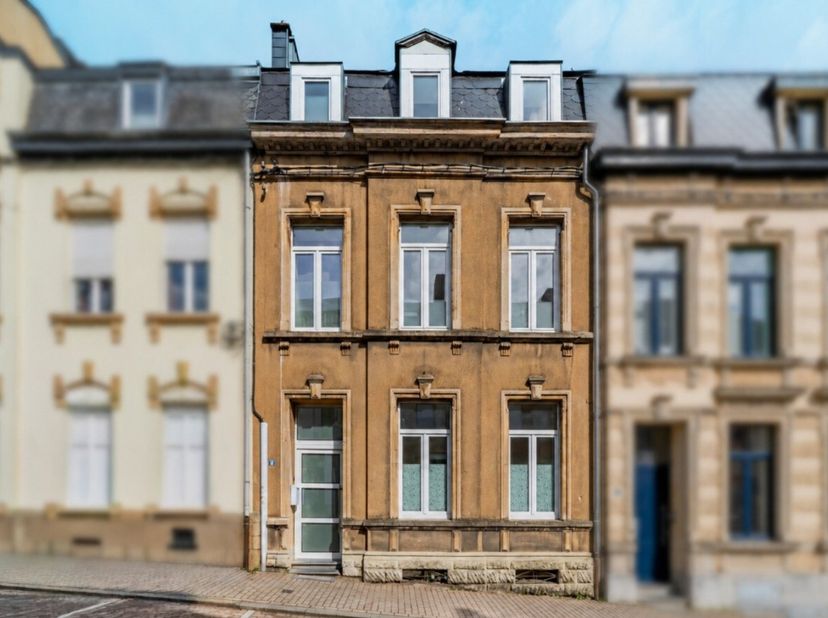 ERA B-LUX presenteert u deze prachtige woning die in 2022 volledig is gerenoveerd, ideaal gelegen in Arlon, op een steenworp afstand van het station e