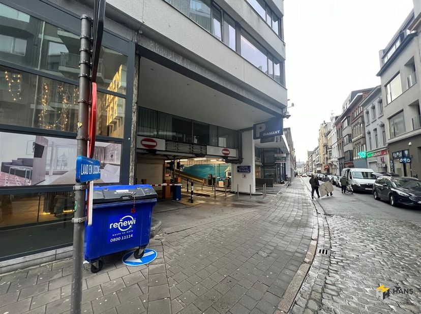 Parking souterrain situé dans le quartier des diamantaires d'Anvers, près de l'Empire Center. L'emplacement est idéal pour ceux qui travaillent dans l
