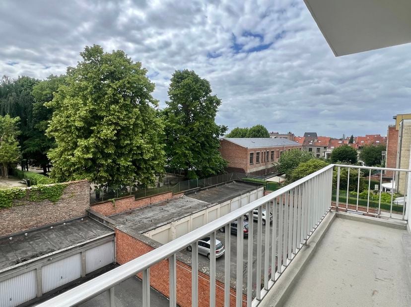 IXELLES - A proximité immédiate de l'ULB et du cimetière d'Ixelles, lumineux STUDIO (0ch/1sdd) meublé avec TERASSE entièrement rénové en 2025, situé a