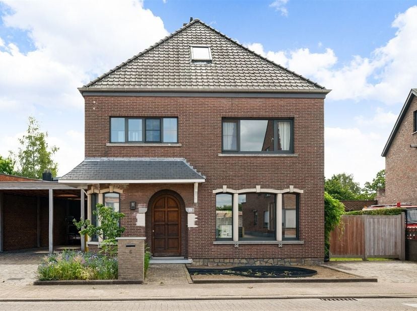 Prachtig gerenoveerde gezinswoning met 4 slaapkamers in Geel<br />
Locatie:<br />
Deze prachtig gerenoveerde woning is rustig gelegen aan de Zammelsew